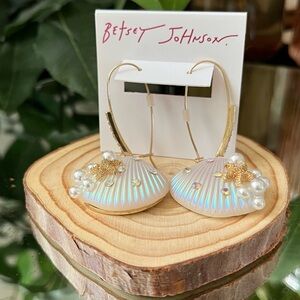 NWT Betsey Johnson Iridescent Gold and Pearl Shell Earrings